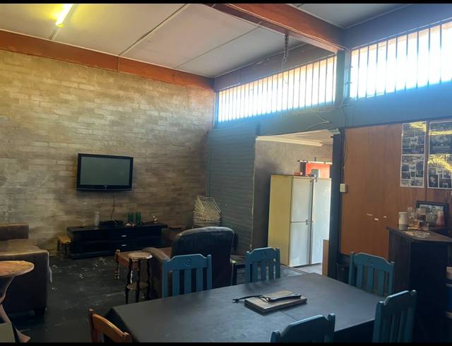 M² WORKSHOP FOR SALE IN GLEN HARVIE